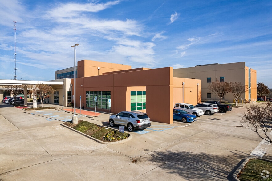 2809 Mayhill Rd, Denton, TX for lease - Building Photo - Image 1 of 5