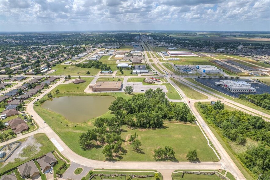 106 Landmark Dr, Yukon, OK for sale - Primary Photo - Image 1 of 5