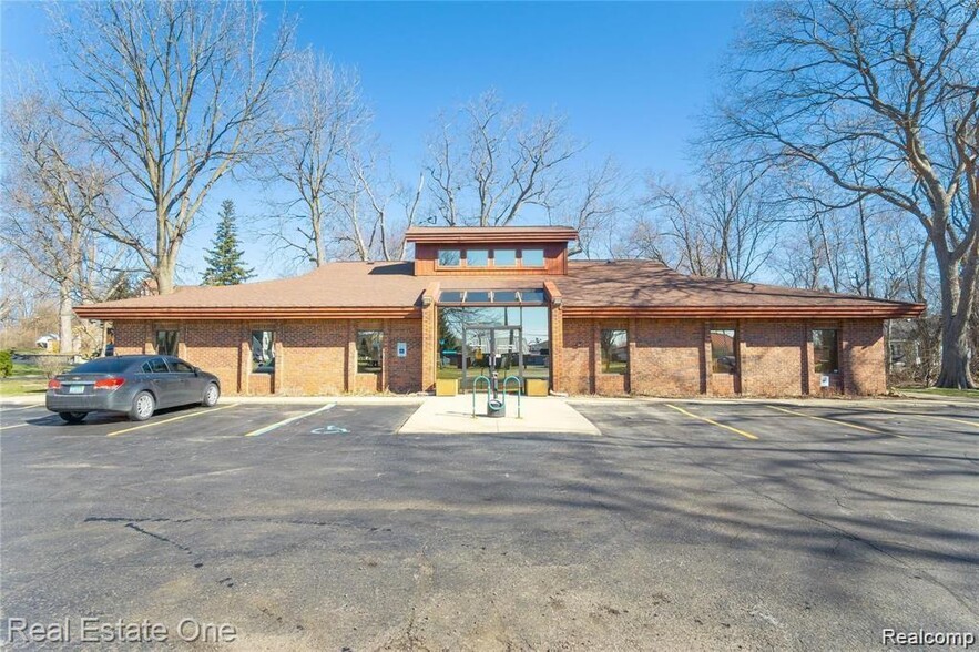 2850 Dixie Hwy, Waterford, MI for sale - Building Photo - Image 1 of 1