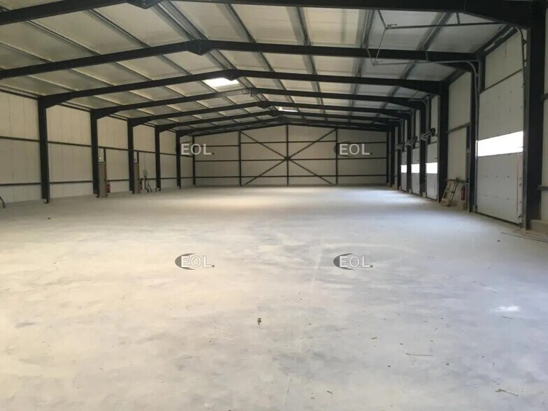 Flex in Boulbon for lease - Interior Photo - Image 2 of 5