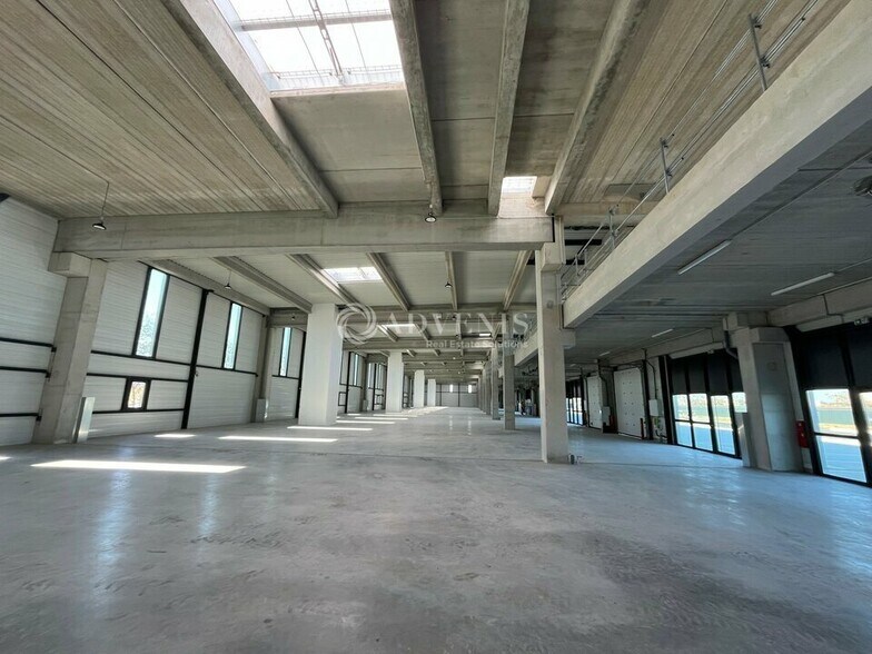 Flex in Bobigny for lease - Interior Photo - Image 3 of 11