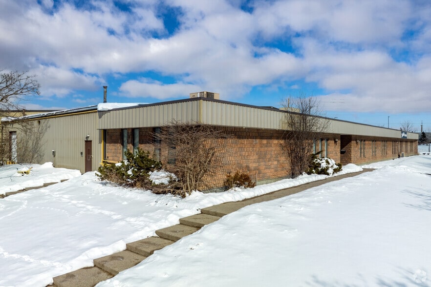 153 Crown Ct, Whitby, ON for lease - Primary Photo - Image 1 of 5