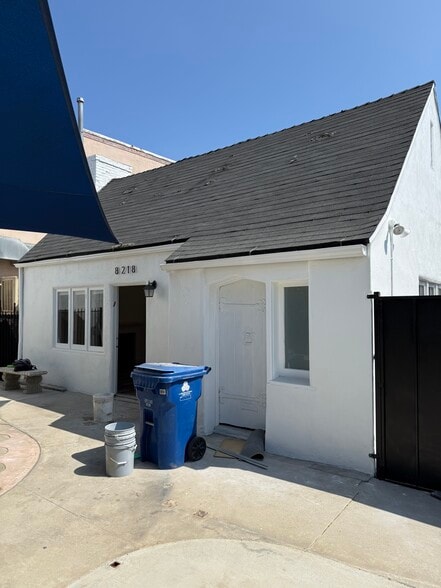 8218 W Sunset Blvd, West Hollywood, CA for lease - Building Photo - Image 1 of 22