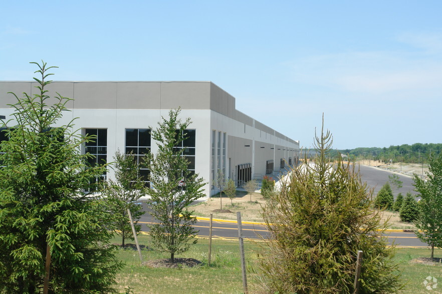 201 Middlesex Center Blvd, Monroe Township, NJ for lease - Building Photo - Image 3 of 6