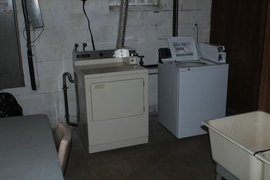 1101 Broadway St, East McKeesport, PA for sale - Interior Photo - Image 2 of 8