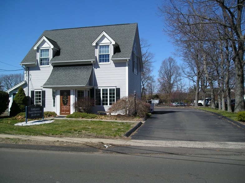 12 Elm St, North Haven, CT 06473