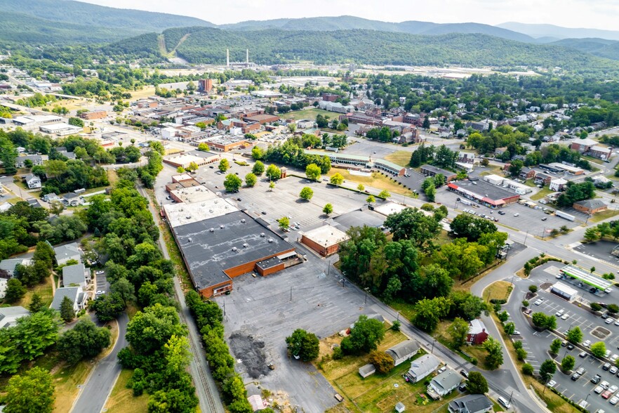 801-901 W Broad St, Waynesboro, VA for lease - Building Photo - Image 2 of 24