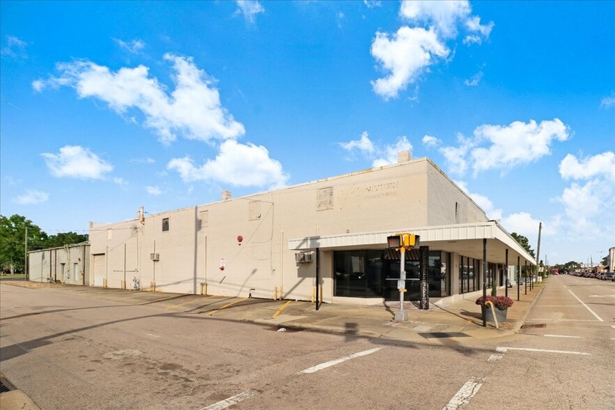 501 E Market St, Smithfield, NC for lease - Building Photo - Image 3 of 39