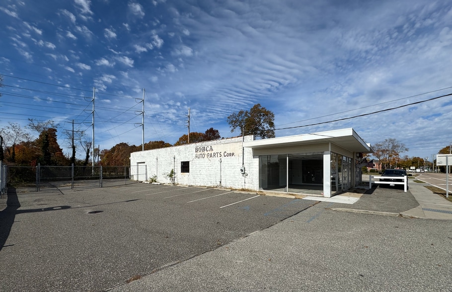 70-72 Jayne Blvd, Port Jefferson Station, NY for lease - Building Photo - Image 2 of 13