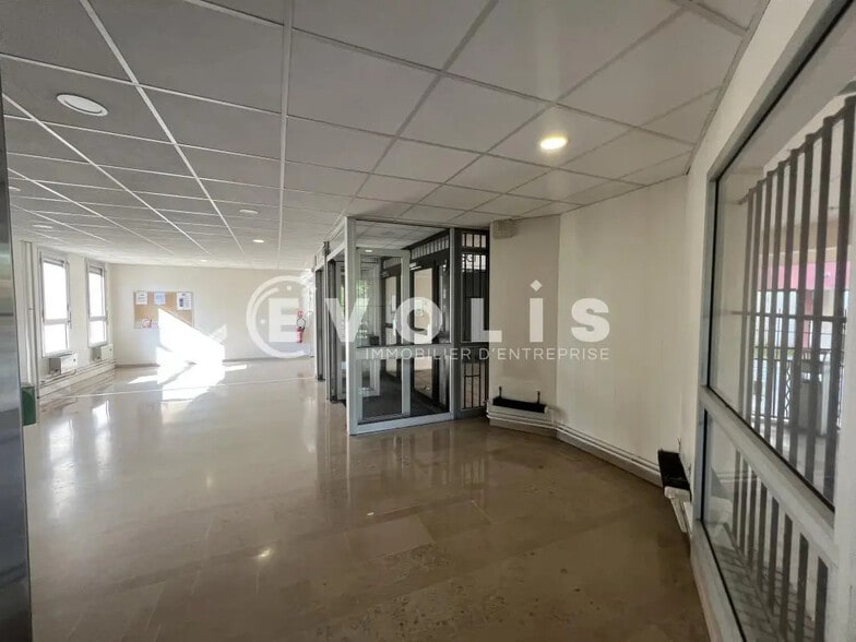 Office in Noisy-le-Grand for lease - Building Photo - Image 3 of 12