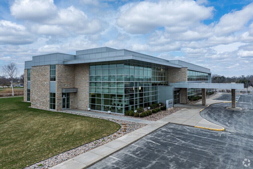 1716 Lawrence Dr, De Pere, WI for sale - Primary Photo - Image 1 of 1