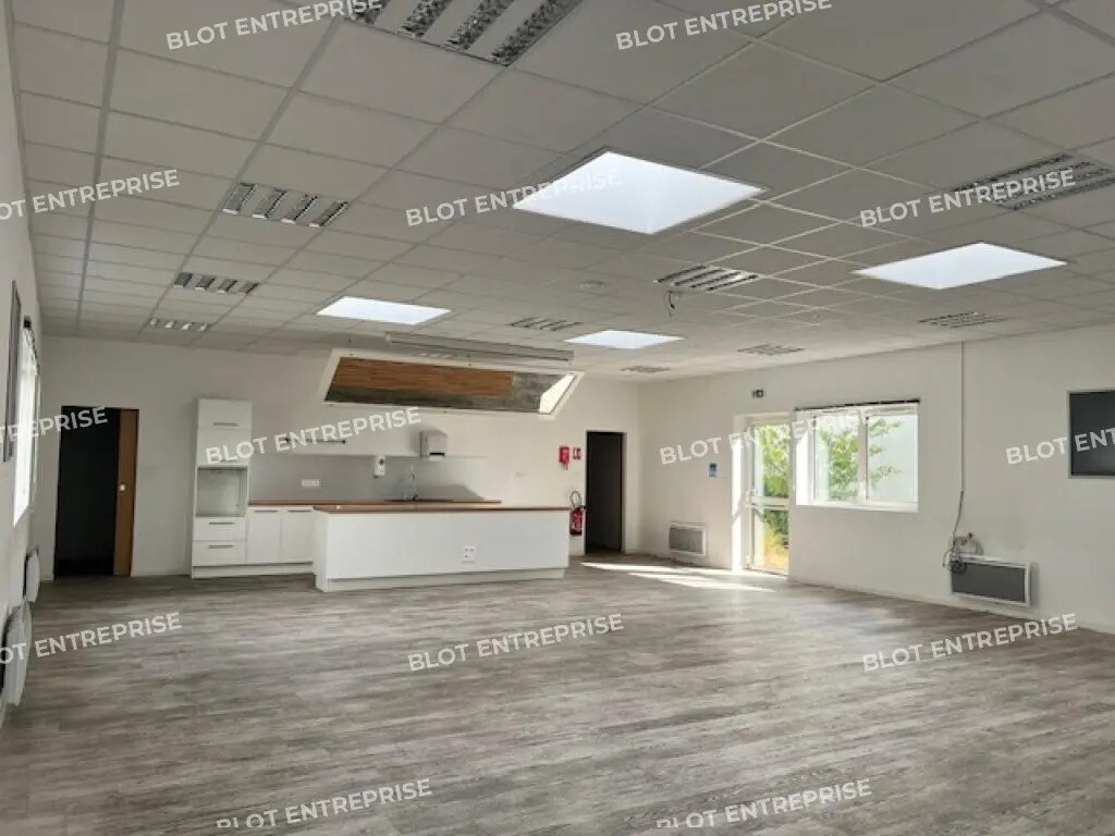 Office in Trégueux for lease Interior Photo- Image 1 of 4