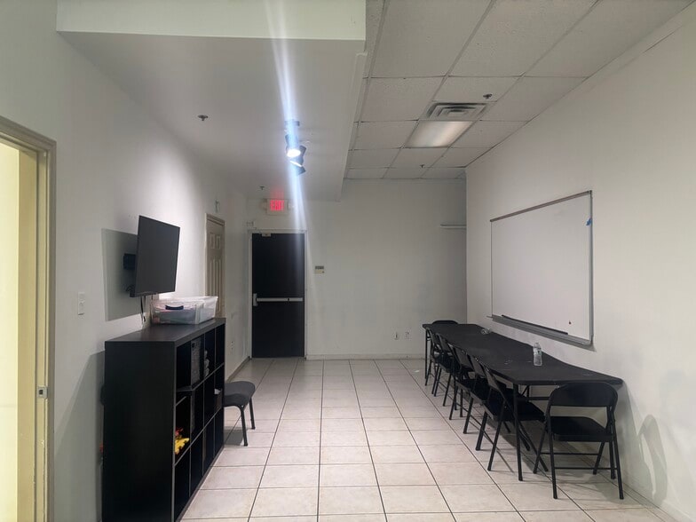 3300-3350 S Watson Rd, Arlington, TX for lease - Interior Photo - Image 2 of 6