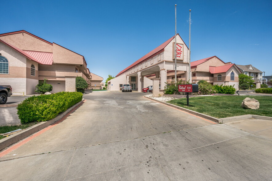 Dual Brand Red Roof Inn HomeTowne Studio portfolio of 2 properties for sale on LoopNet.com - Building Photo - Image 3 of 53