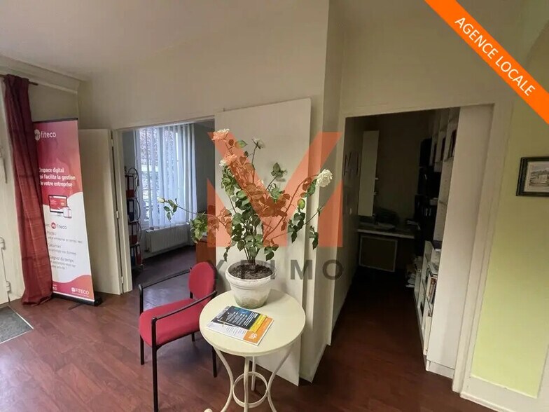 Office in Les Mureaux for sale - Lobby - Image 2 of 7