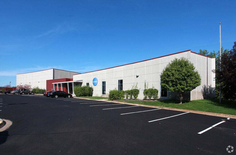 2000 Freeway Blvd, Brooklyn Center, MN for sale - Primary Photo - Image 1 of 1