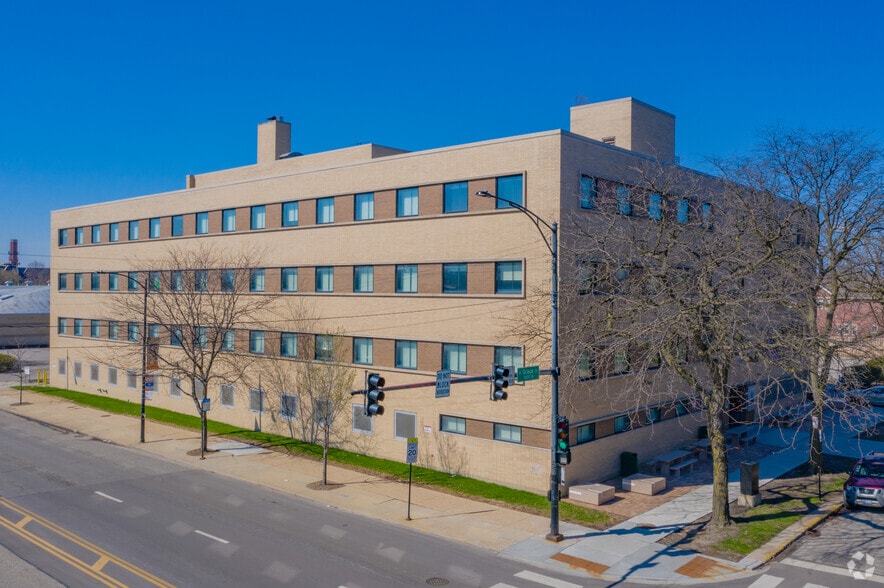 2401 W Grace St, Chicago, IL for lease - Building Photo - Image 3 of 13