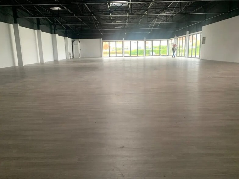 Retail in Marsannay-la-Côte for lease - Interior Photo - Image 3 of 4