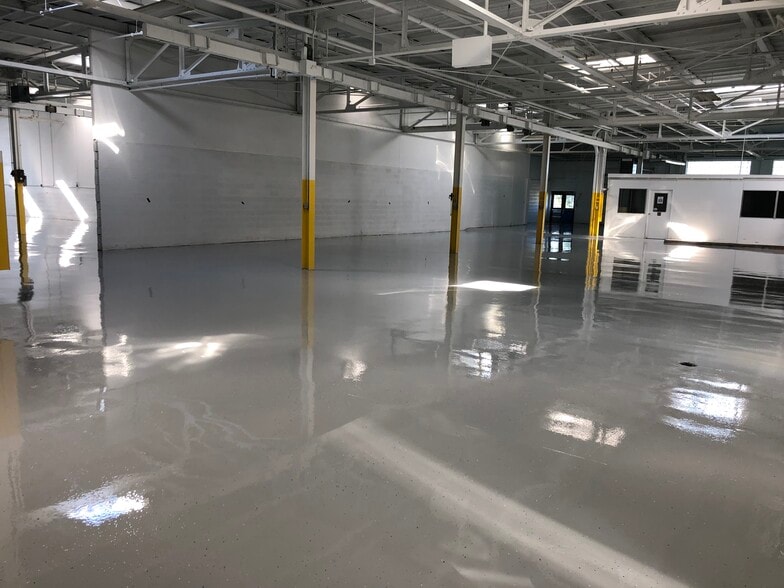 5240 Smith Rd, Brook Park, OH for lease - Building Photo - Image 2 of 7