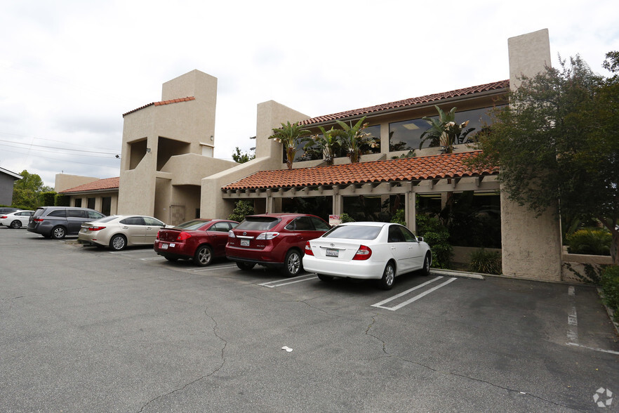 6024 Fallbrook Ave, Woodland Hills, CA for lease - Primary Photo - Image 1 of 7