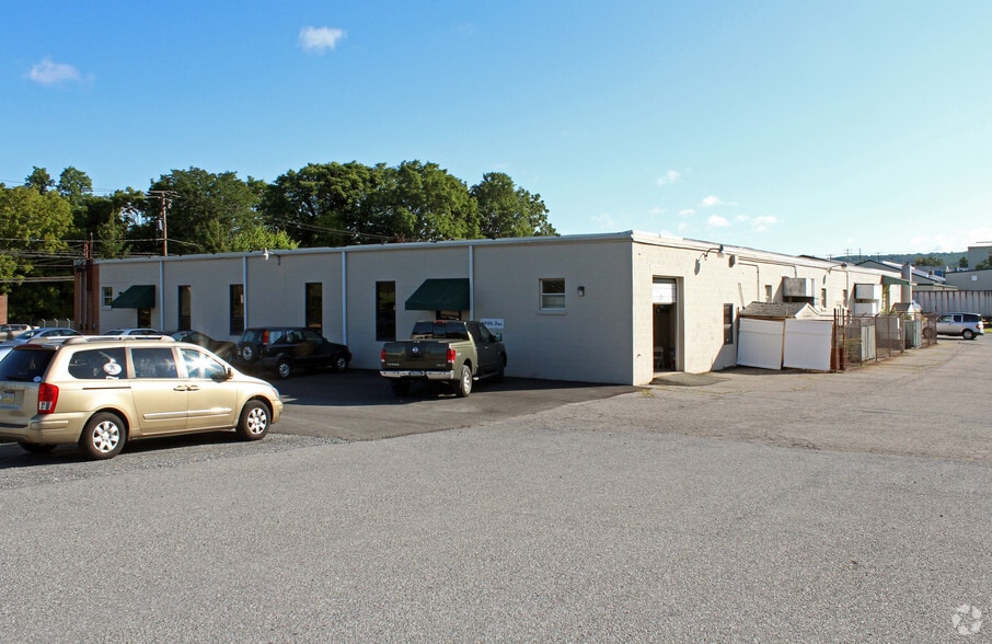 860 Broad St, Emmaus, PA for lease - Building Photo - Image 2 of 24