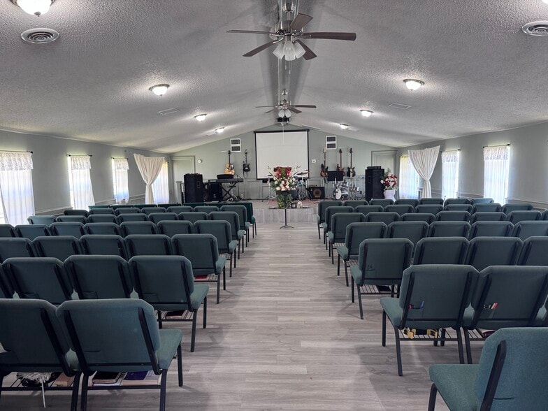 307 Acker St, Magnolia, TX for sale - Interior Photo - Image 2 of 6