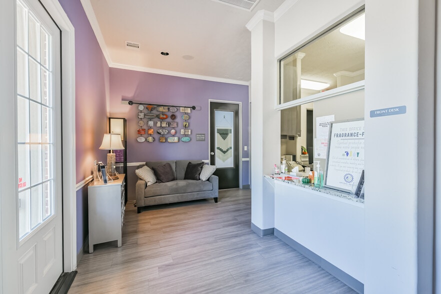 11439 Spring Cypress Rd, Tomball, TX for sale - Interior Photo - Image 2 of 18