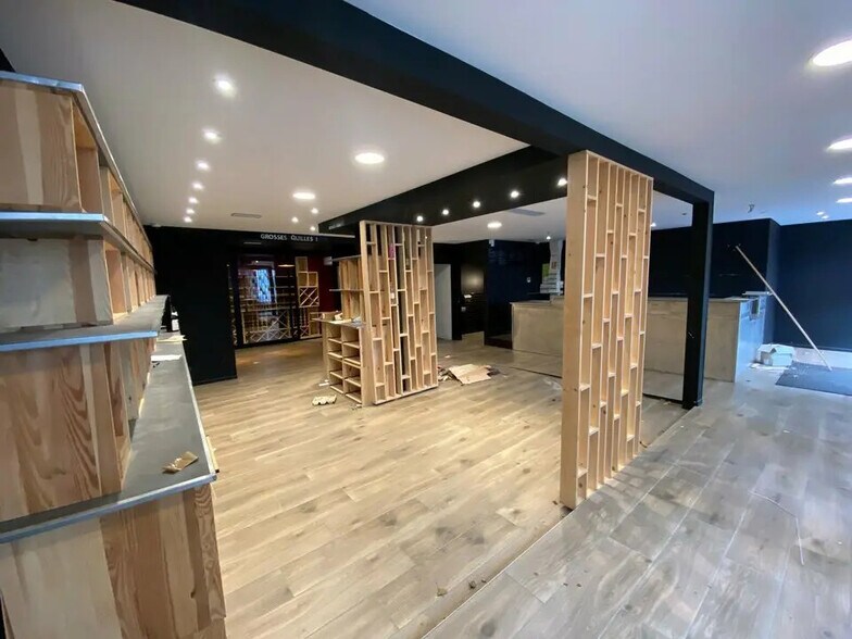 Retail in Francheville for lease - Interior Photo - Image 3 of 13