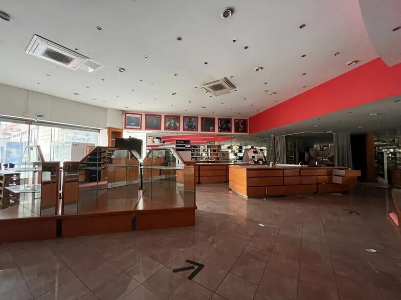 Retail in Marseille for lease - Interior Photo - Image 3 of 17