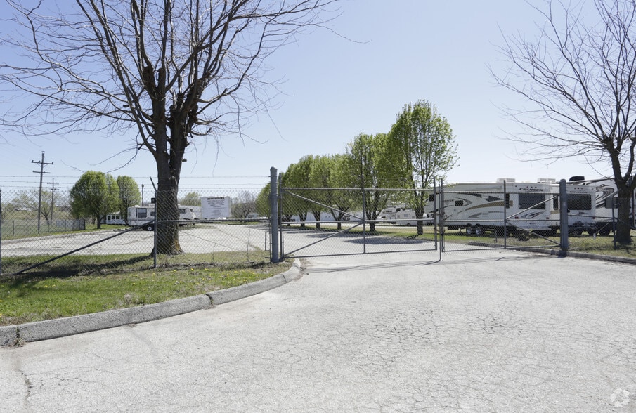 24105 W 43rd St, Shawnee, KS for lease - Building Photo - Image 3 of 9