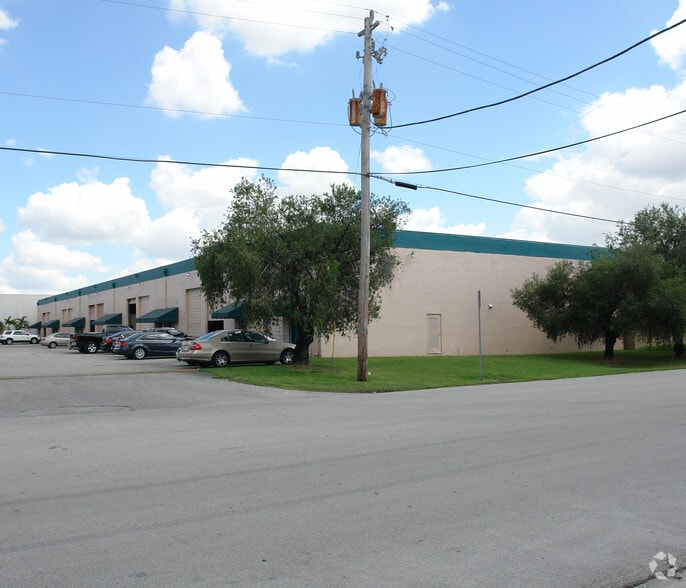 8527-8529 NW 66th St, Miami, FL for lease - Building Photo - Image 2 of 5