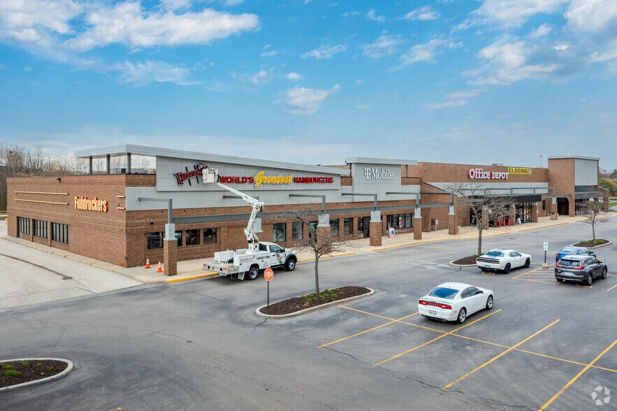 16005-16125 W Bluemound Rd, Brookfield, WI for sale - Primary Photo - Image 1 of 1