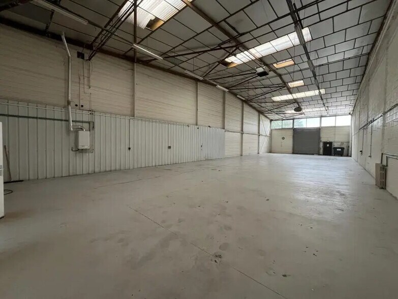 Industrial in Coignières for lease - Interior Photo - Image 3 of 11