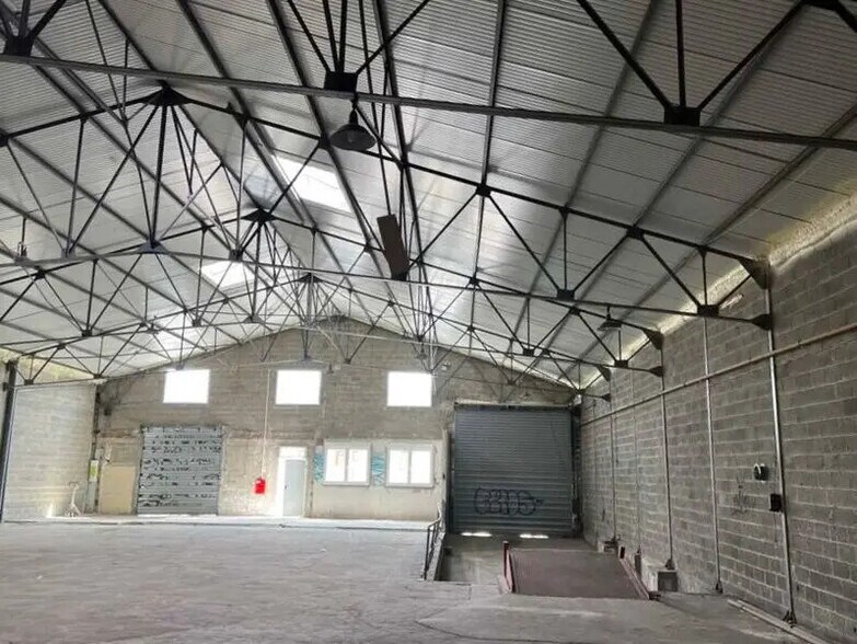 Flex in Saint-Quentin for lease - Interior Photo - Image 1 of 4