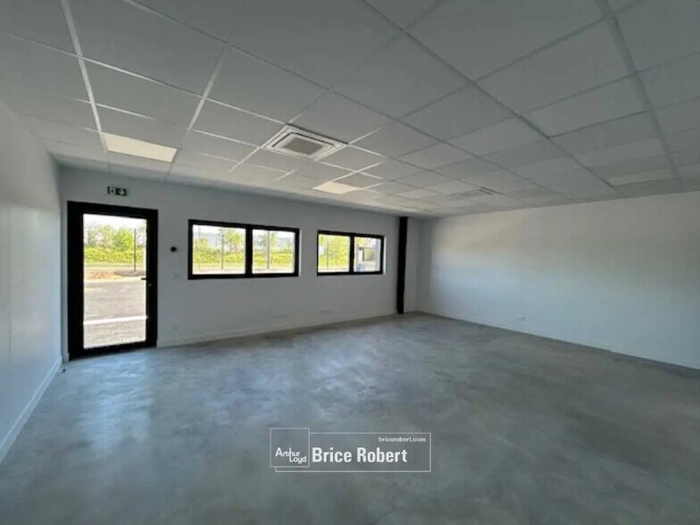 Office in Genas for lease - Building Photo - Image 2 of 5