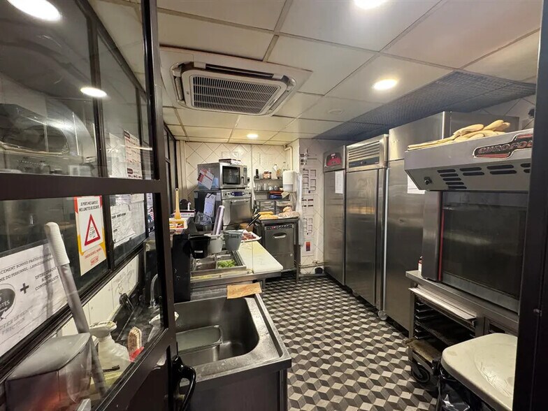 Retail in Paris for lease - Building Photo - Image 3 of 7