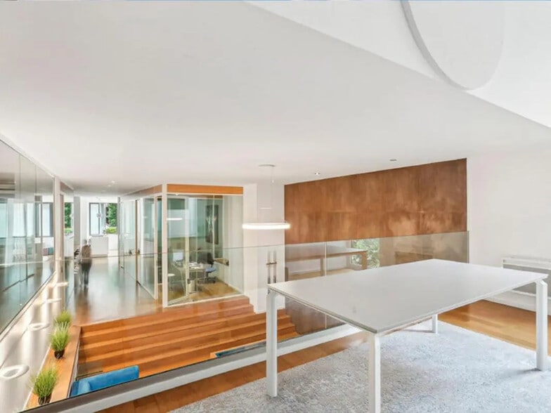 Retail in Courbevoie for lease - Interior Photo - Image 2 of 4