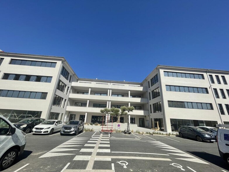 Office in Aubagne for lease - Building Photo - Image 2 of 7