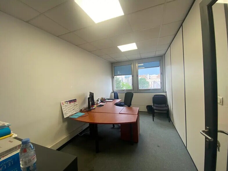 Office in Lyon for lease - Interior Photo - Image 3 of 6