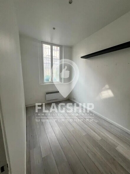 Retail in Paris for lease - Interior Photo - Image 1 of 4