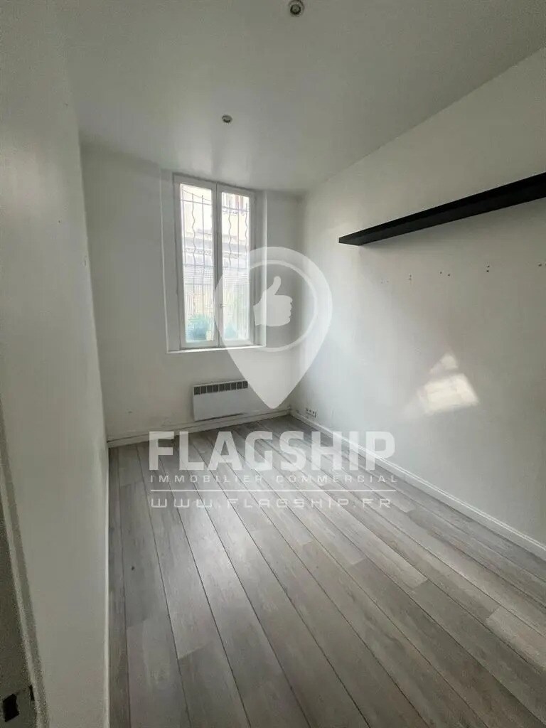 Retail in Paris for lease Interior Photo- Image 1 of 5