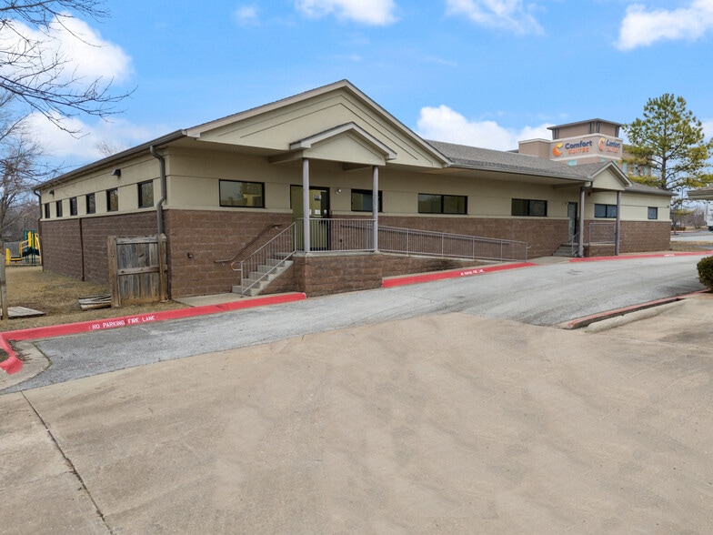 2003 SE Walton Blvd, Bentonville, AR for lease - Building Photo - Image 1 of 22