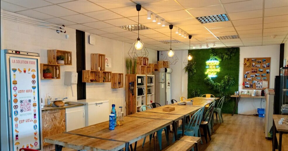 1 Rue De La Lucarne Saint Lazare, Saint-Witz for lease - Building Photo - Image 2 of 9