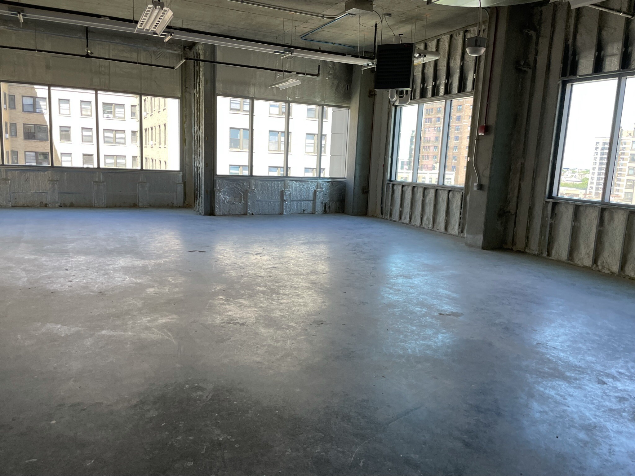 331 W Surf St, Chicago, IL for lease Interior Photo- Image 1 of 3