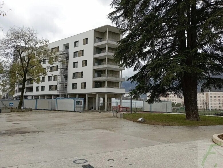 Retail in Le Pont-de-Claix for lease - Building Photo - Image 2 of 4