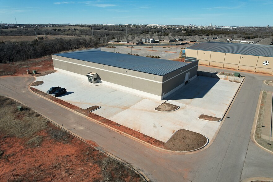 1137 E Hefner Rd, Oklahoma City, OK for lease - Building Photo - Image 1 of 7