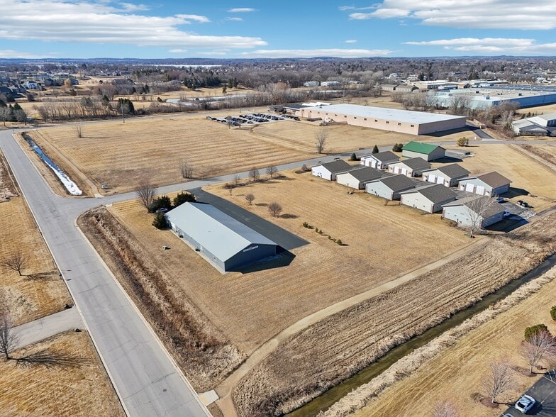 680 Enterprise Dr, Lake Mills, WI for lease - Building Photo - Image 2 of 87