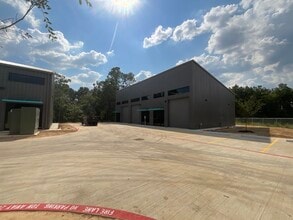 2007 Airport Rd, Conroe, TX for lease Building Photo- Image 2 of 10