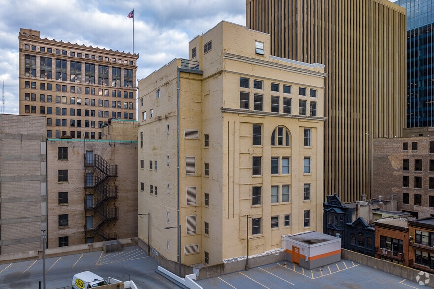 225 E Mason St, Milwaukee, WI for sale - Building Photo - Image 2 of 41