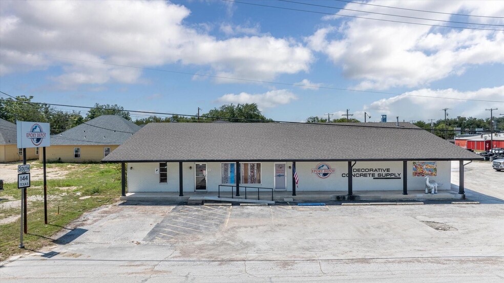 1409 NE Barnard St, Glen Rose, TX for sale - Building Photo - Image 1 of 31